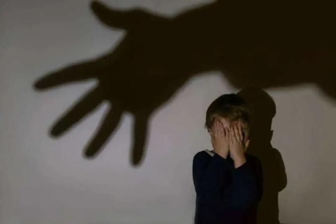 家教警示：长期经历家暴的孩子，长大后都怎么样了？